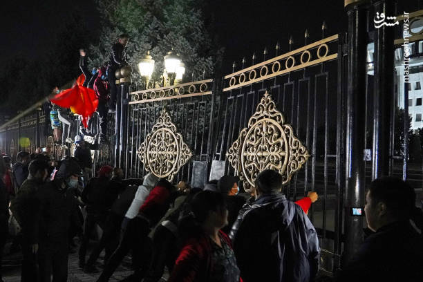 یورش معترضان به ساختمان پارلمان قرقیزستان
