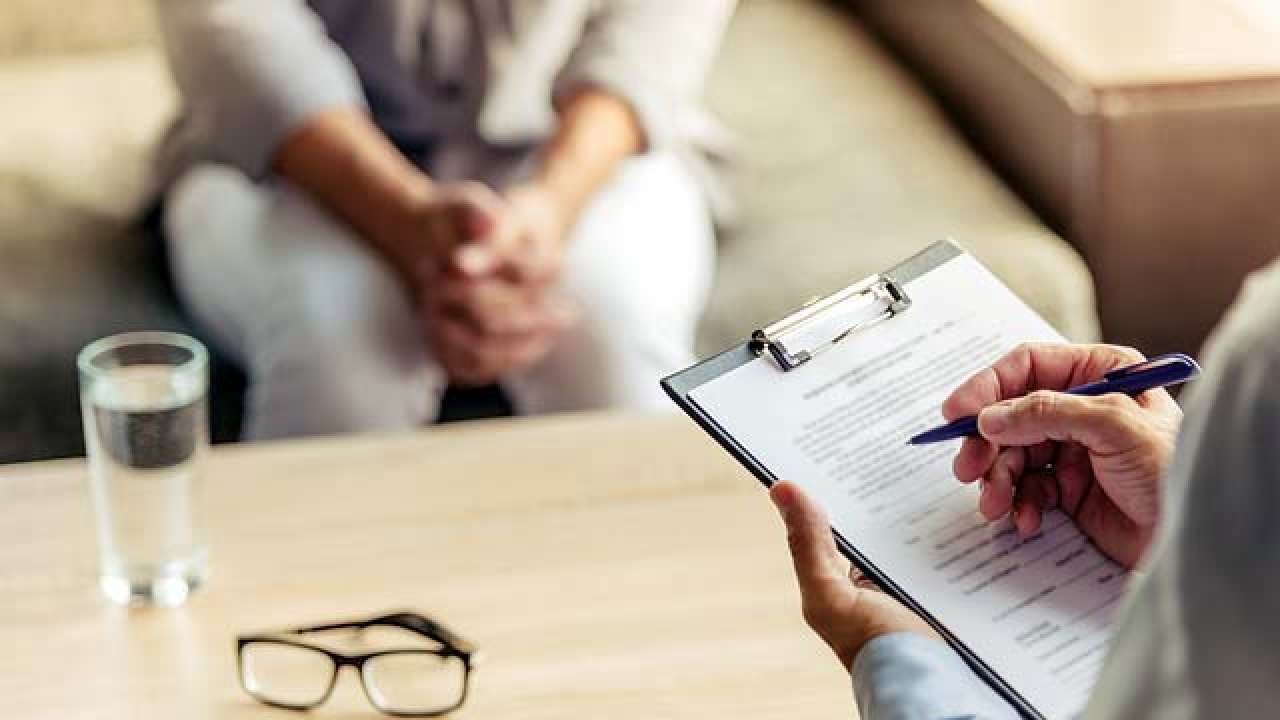 گریه های بی امان یک دختر در جلسه مشاوره