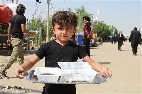 عکس/ حضور کودکان و نوجوانان در راهپیمایی اربعین حسینی و خدمت به زائران