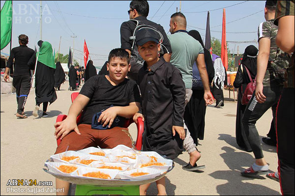 عکس/ حضور کودکان و نوجوانان در راهپیمایی اربعین حسینی و خدمت به زائران