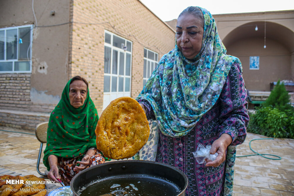 عکس/ نذر خانواده زرتشتی برای اربعین اباعبدالله (ع)