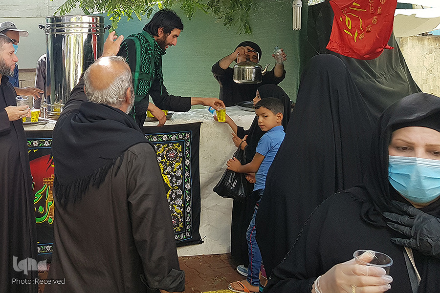 زائران اربعین حسینی در حرم حضرت عباس(ع)