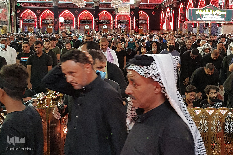 زائران اربعین حسینی در حرم حضرت عباس(ع)