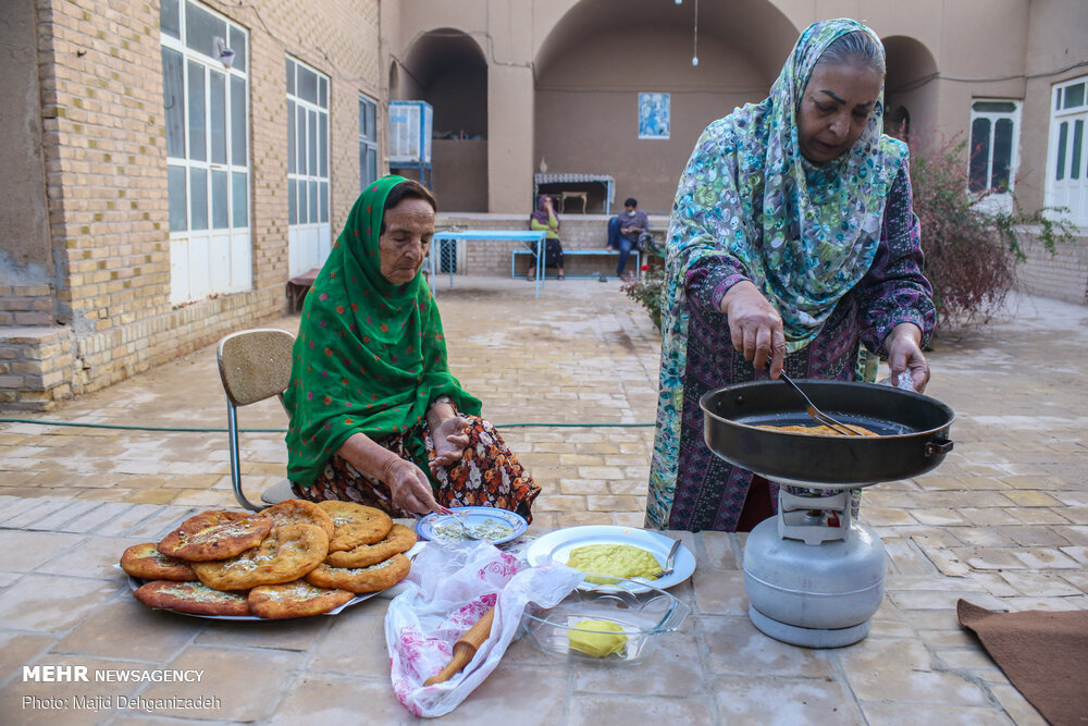 عکس/ نذر خانواده زرتشتی برای اربعین اباعبدالله (ع)