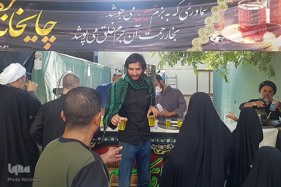 زائران اربعین حسینی در حرم حضرت عباس(ع)