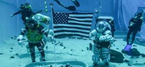 تمرین سفر به ماه با راه رفتن زیر آب