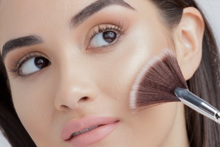 هایلایتر صورت چیست و چگونه استفاده می شود؟