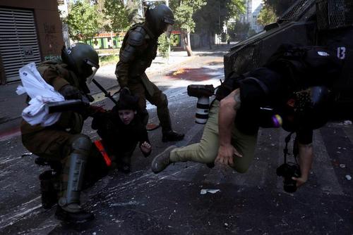 برخورد پلیس ضدشورش شیلی با عکاسان خبری