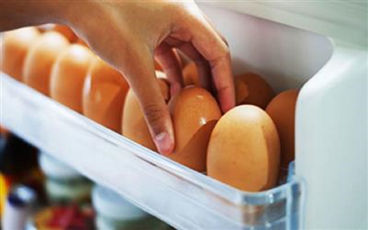 نگهداری تخم مرغ‌ها داخل درِ یخچال، اشتباهی خطرناک
