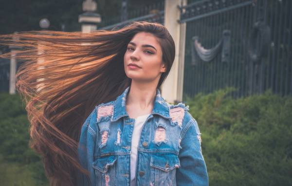 چه بخوریم تا موهای زیبا، پرپشت و قوی داشته باشیم؟