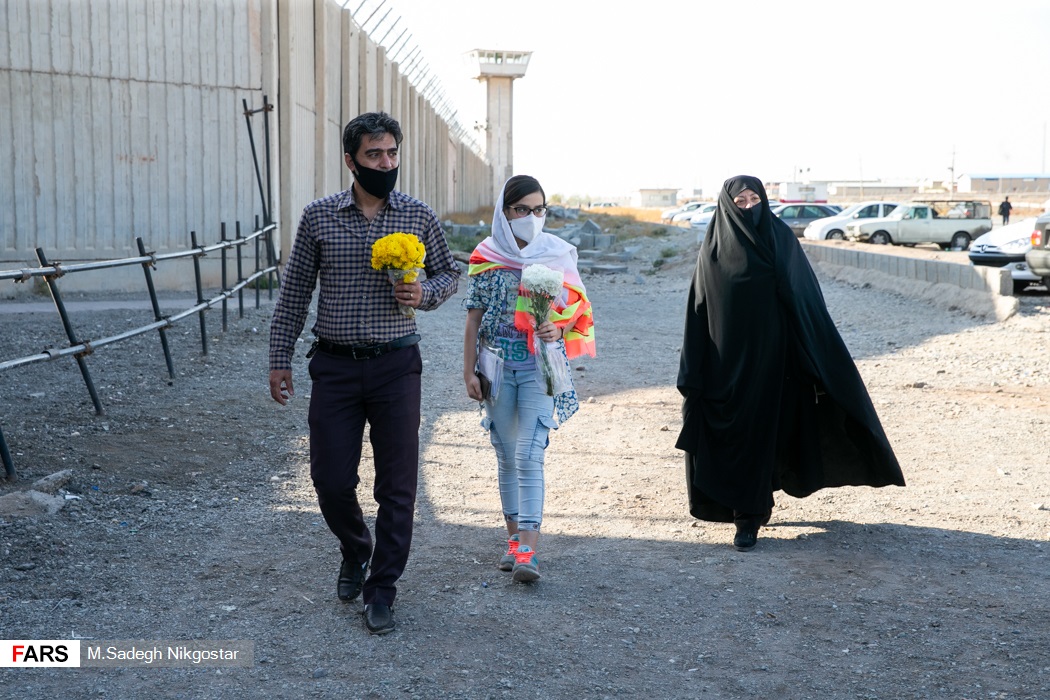 عکس/ آزادی زندانی با هزینه سفر اربعین