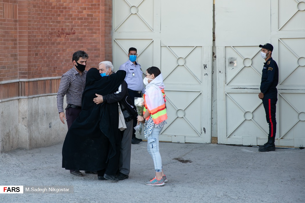 عکس/ آزادی زندانی با هزینه سفر اربعین