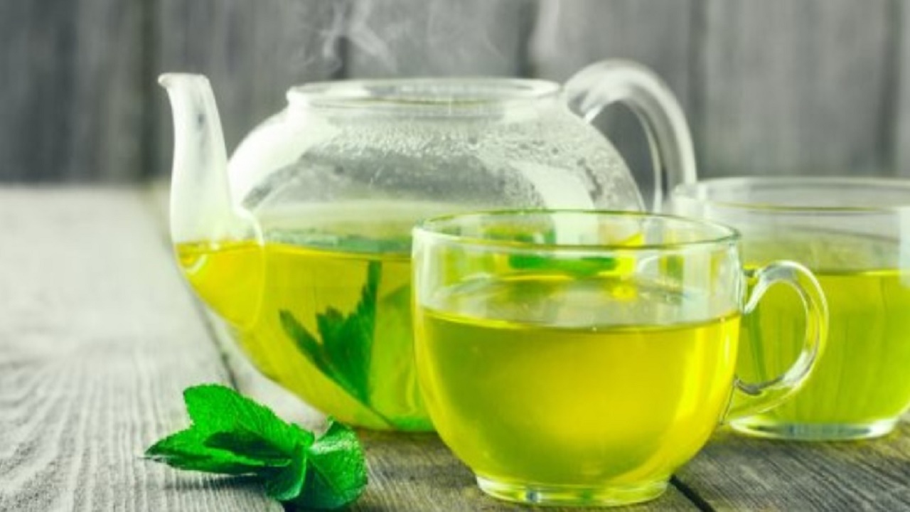 ۸ نوشیدنی گیاهی که آب روی آتش برای گلودرد هستند
