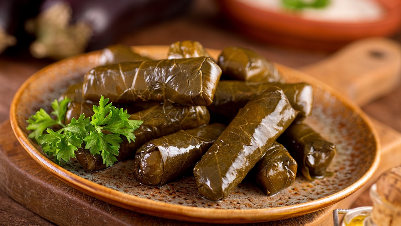 طرز تهيه دلمه برگ مو مجلسي و ملس با چاشني رب انار