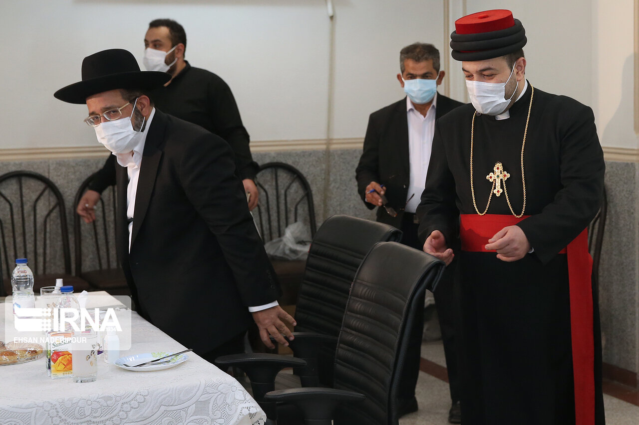 لباس خاص اسقف اعظم کلیسای آشوری در نشست خبری