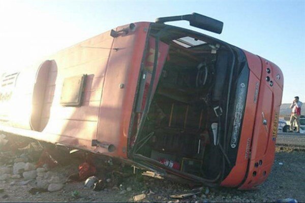 واژگونی اتوبوس یک کشته و 22 مصدوم برجای گذاشت
