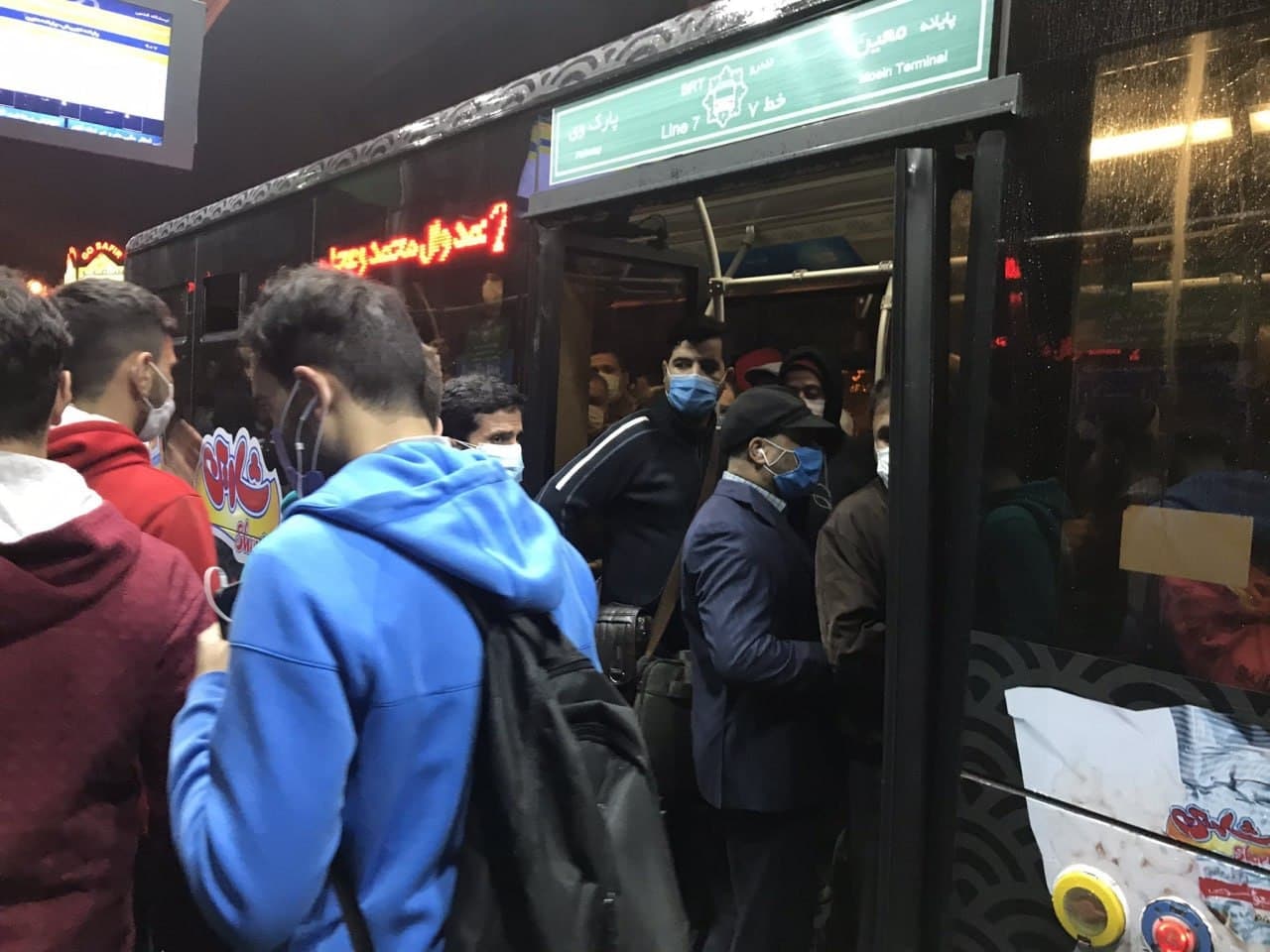 عکسی از وضعیت یک اتوبوس در ایستگاه ولیعصر تهران