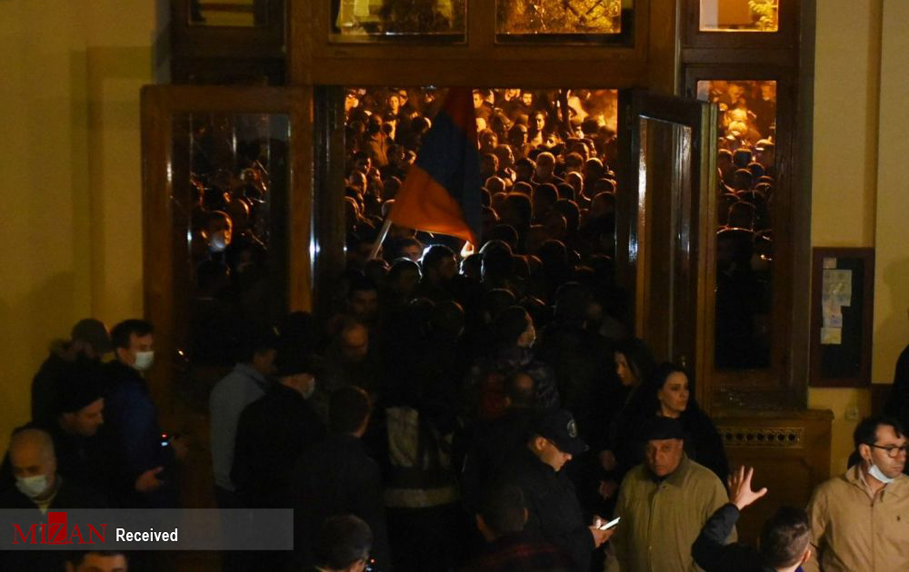 عکس/ تظاهرات به خاطر امضای صلح قره باغ؛ ارمنی های خشمگین پارلمان را اشغال کردند