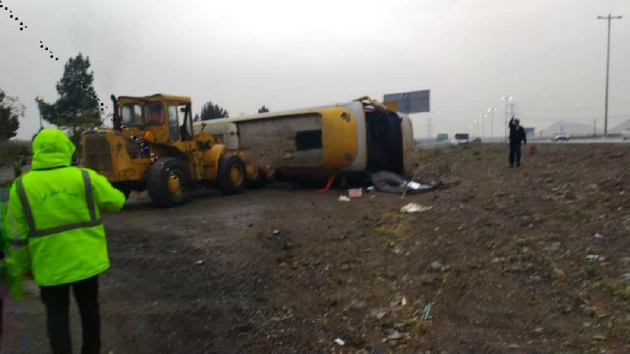 واژگونی اتوبوس در اتوبان کرج ـ قزوین یک کشته و ۲۲ مصدوم برجای گذاشت