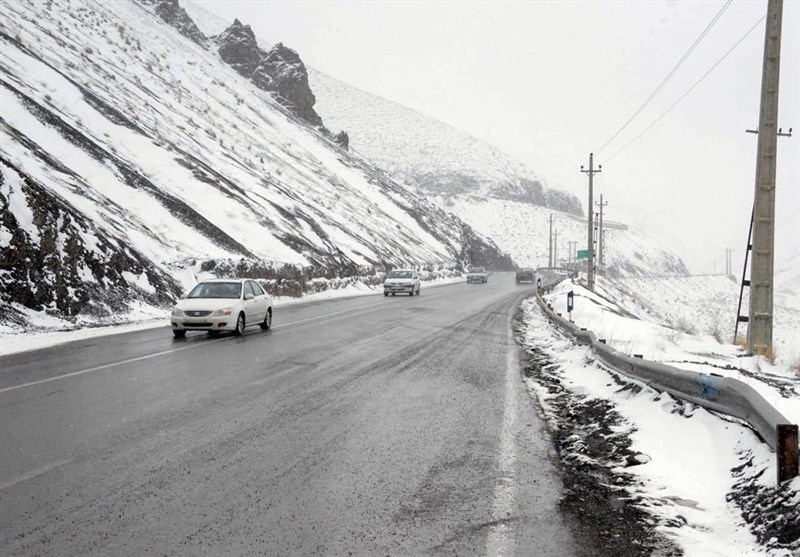 بارش باران سبب لغزندگی جاده‌های ایلام شد