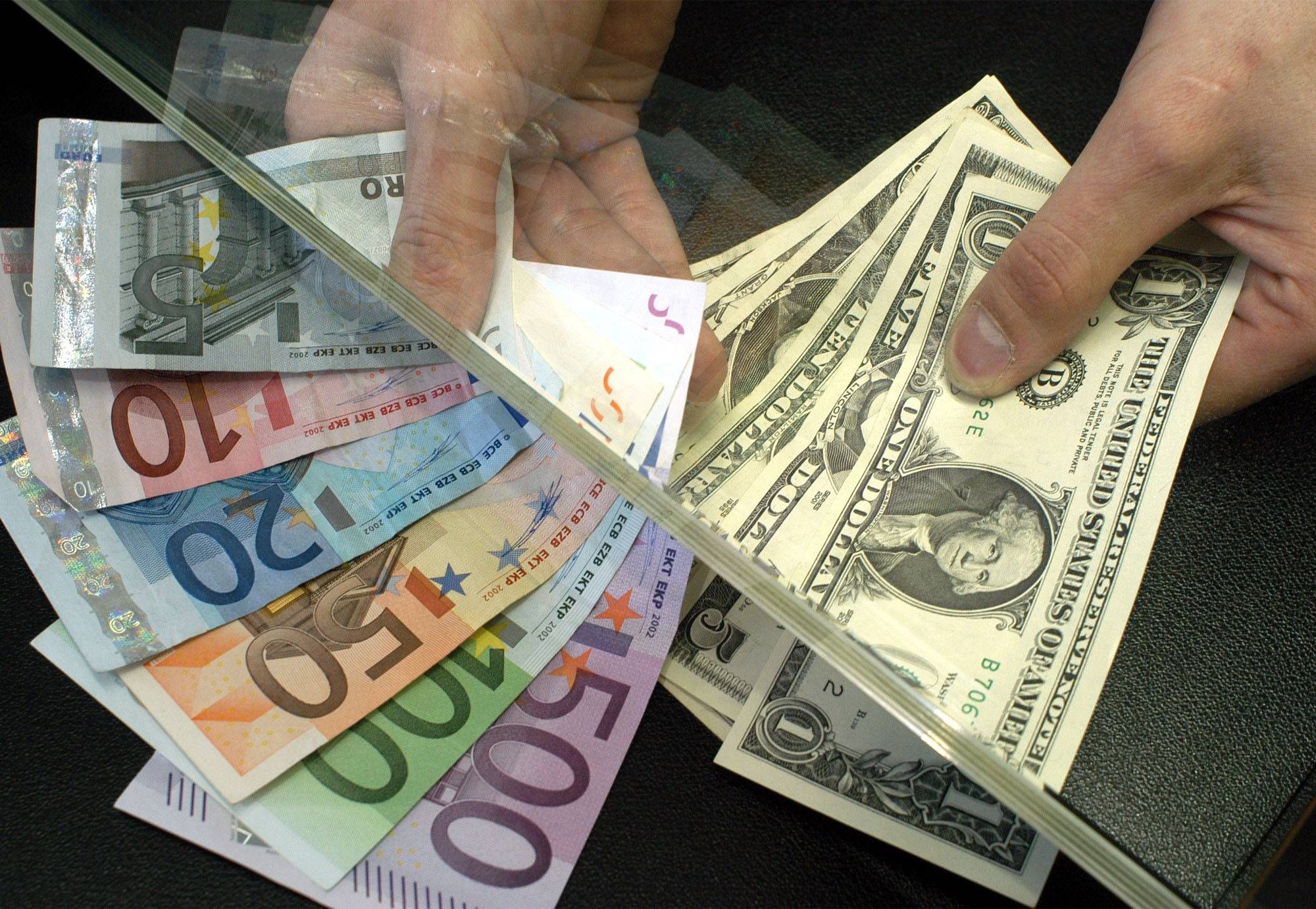دلار جایگاهش را به یورو واگذار کرد