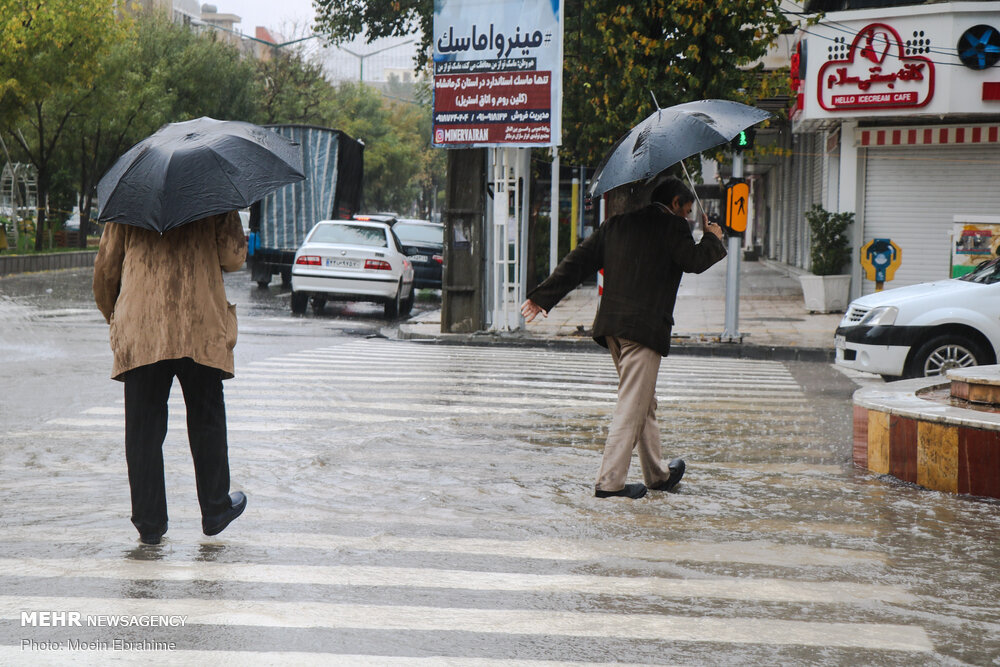 آبگرفتگی خیابان‌های کرمانشاه در پی بارش باران