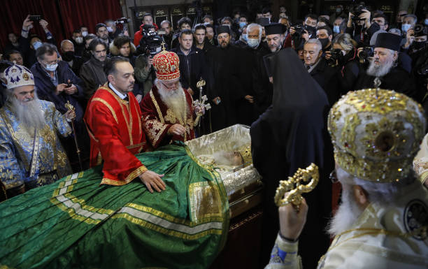 عکس/ بوسه بر پدر مقدس کلیسا در صربستان که بر اثر کرونا درگذشت!