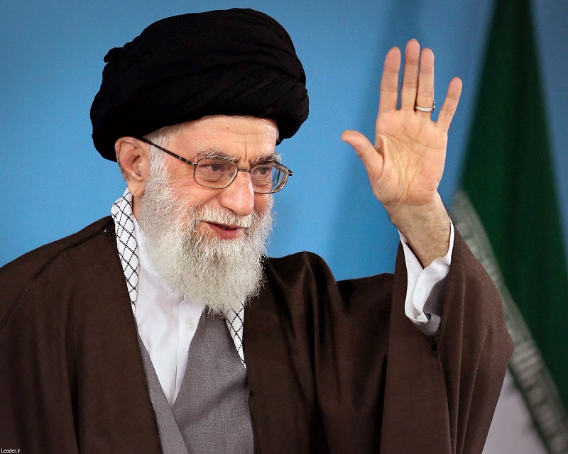 تصویری قدیمی از دیدار جمعی از مسئولان بسیج با رهبر انقلاب