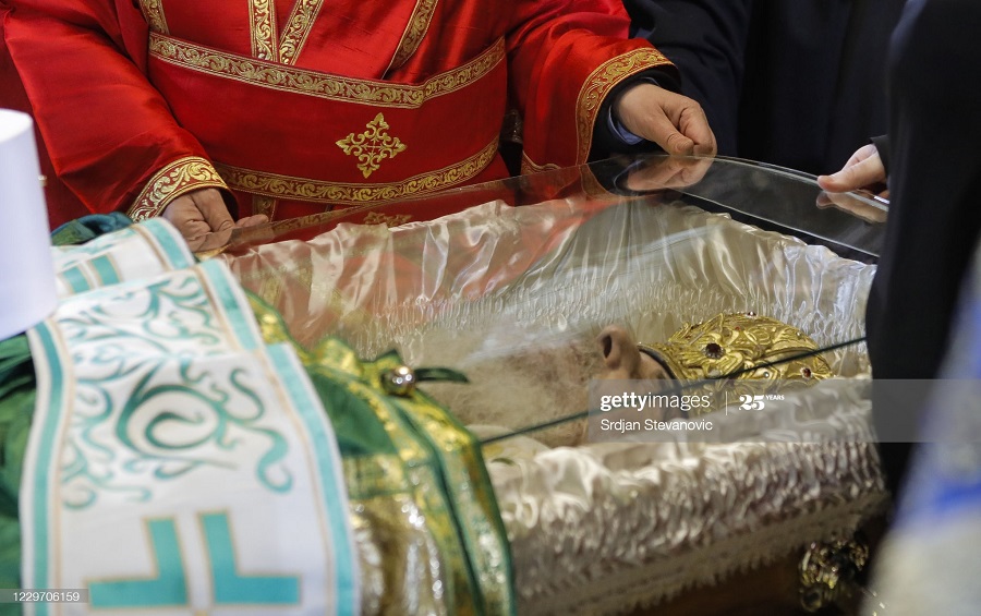 عکس/ بوسه بر پدر مقدس کلیسا در صربستان که بر اثر کرونا درگذشت!