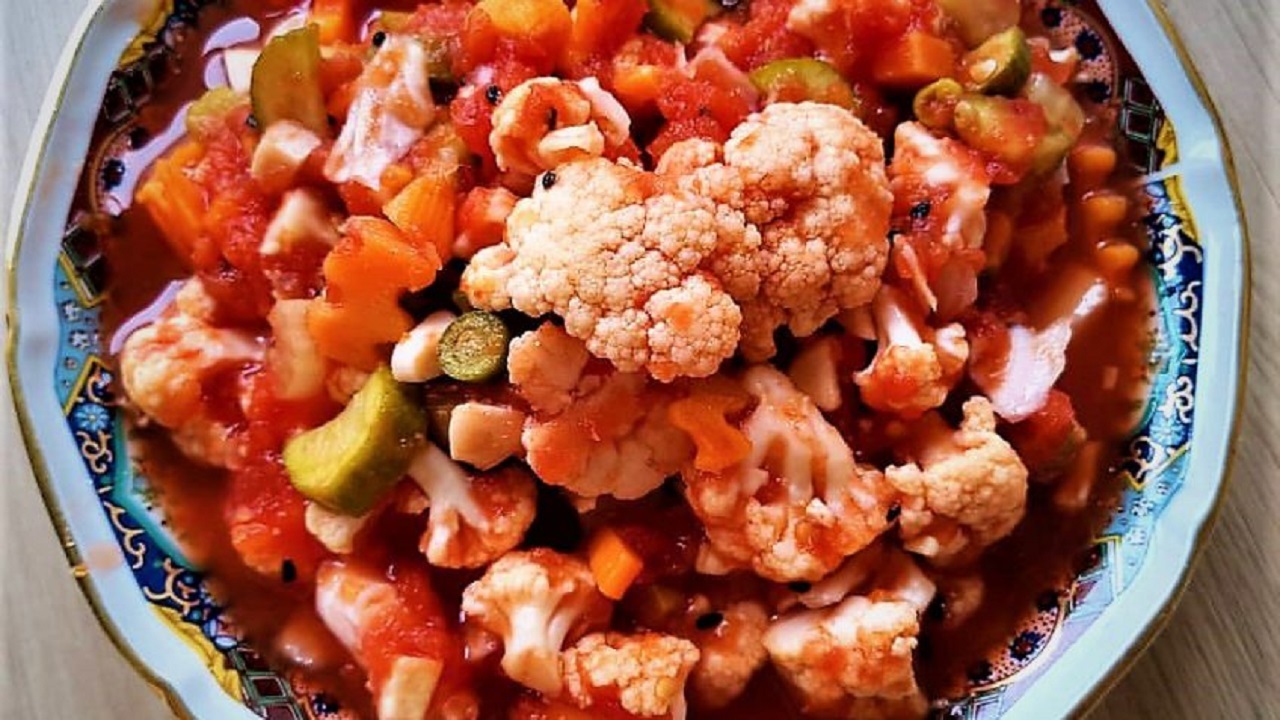 طرز تهيه ترشي يا سالاد فصل با آب گوجه 