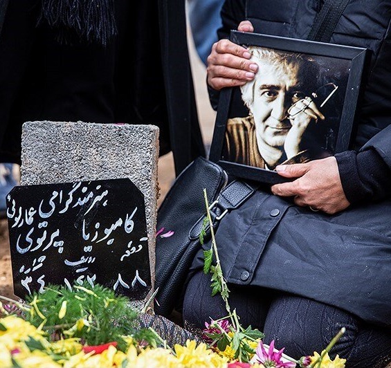 بی قراری های همسر «کامبوزیا پرتوی» در مراسم خاکسپاری