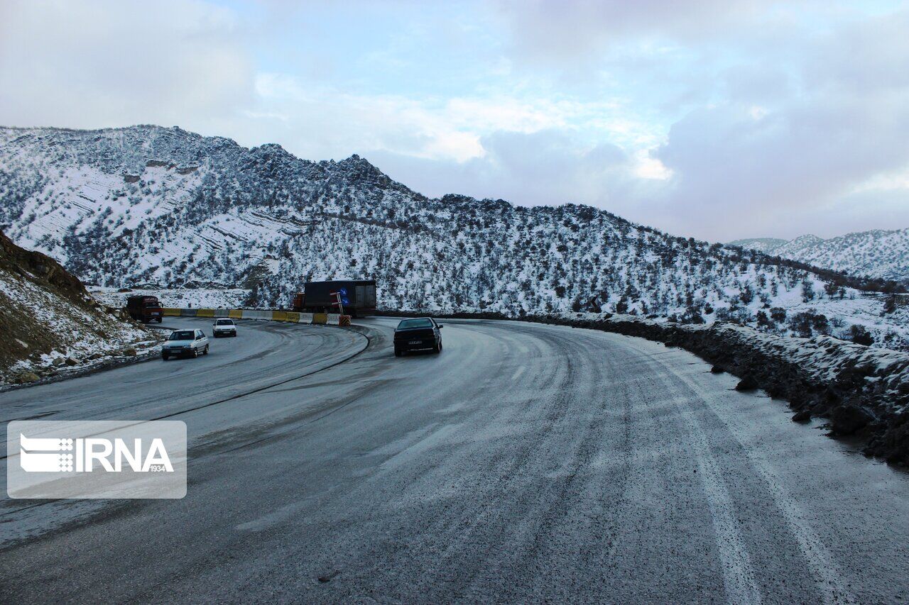 بارش برف و باران جاده‌های کردستان را لغزنده کرده است