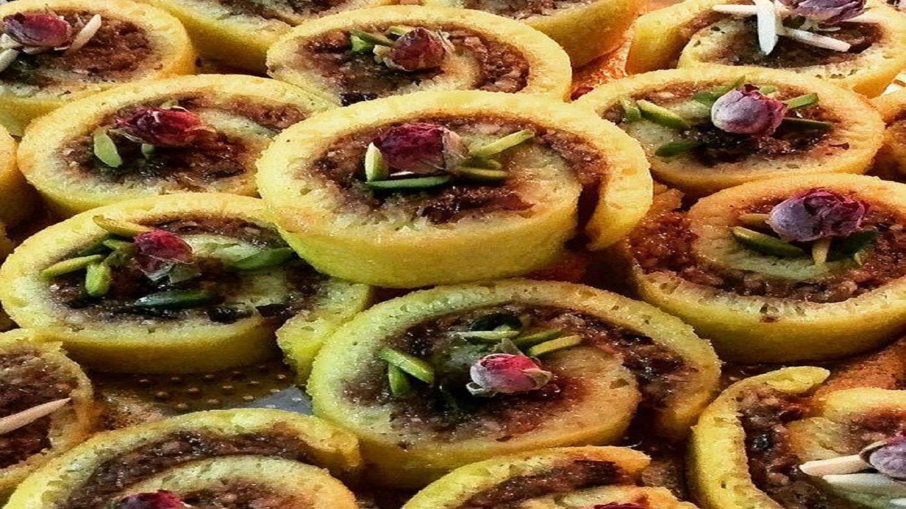 دو روش آسان براي تهيه خاگينه خرما ساده و رولتي