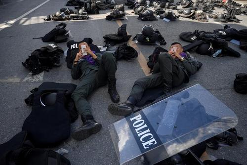 بازی گوشيِ پلیس تایلند با گوشی بازی در تظاهرات دموکراسی ‌خواهان!