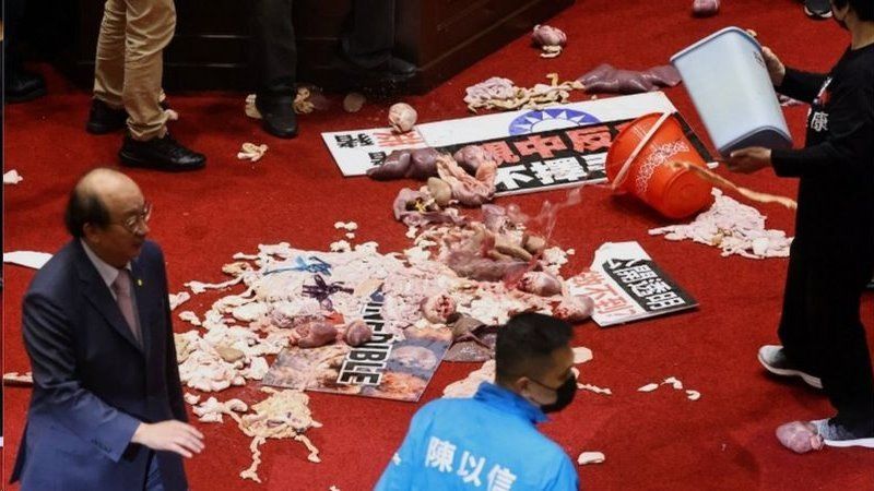 پرتاب دل و روده خوک در صحن پارلمان تایوان!