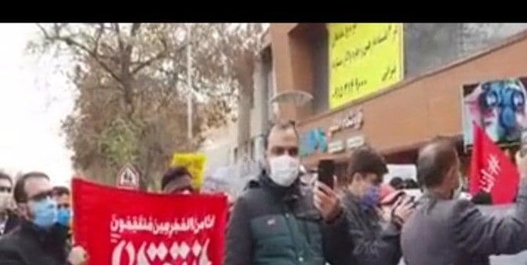تجمع مشهدی‌ها مقابل دفتر وزارت خارجه