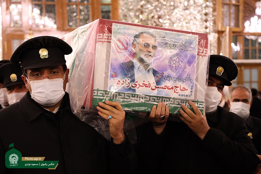 طواف پیکر دانشمند هسته‌ای شهید محسن فخری‌زاده در حریم رضوی