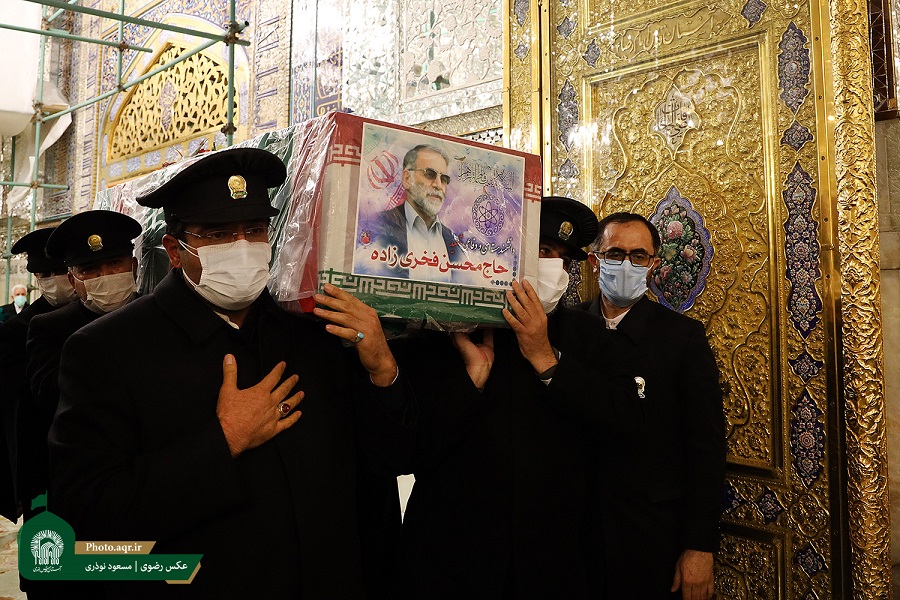 طواف پیکر دانشمند هسته‌ای شهید محسن فخری‌زاده در حریم رضوی