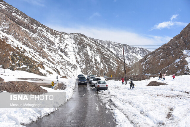 تردد در محورها و گردنههای برفگیر چهارمحالوبختیاری با زنجیر چرخ امکانپذیر است