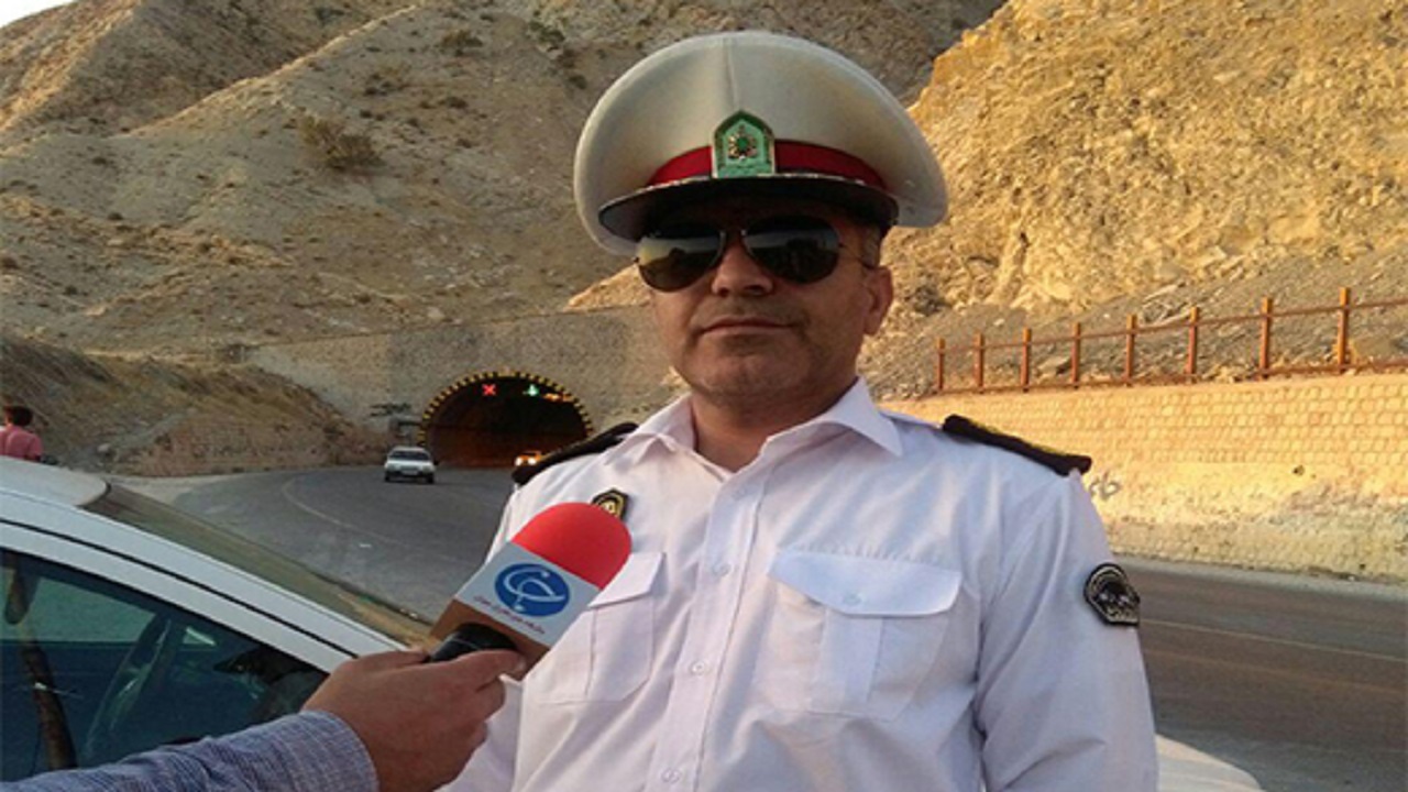 واژگونی یک دستگاه تریلی در محور ایلام به مهران قسمتی از جاده را مسدود کرد