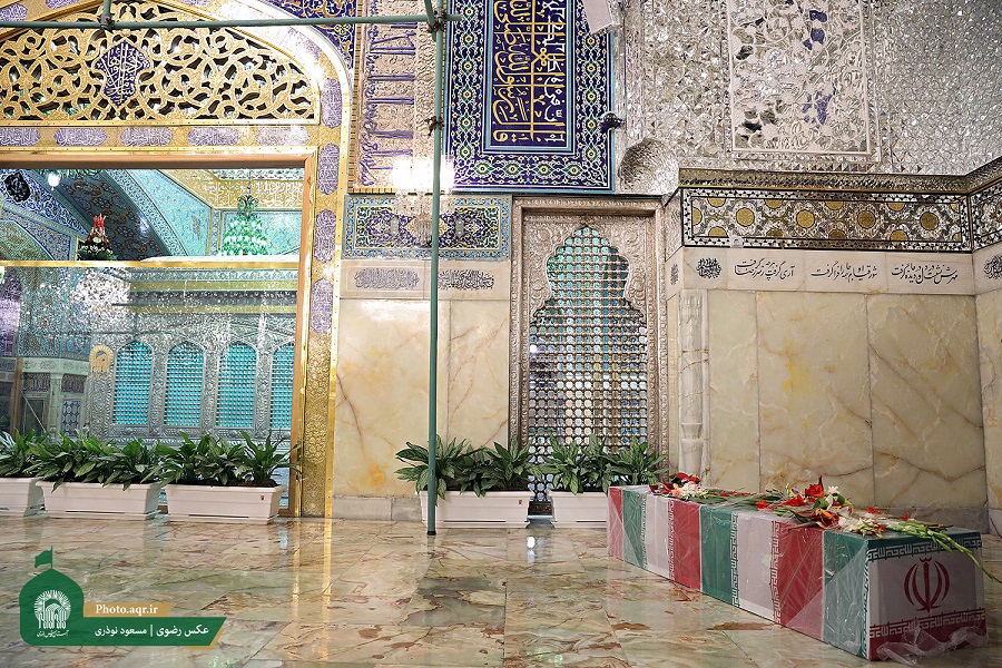 طواف پیکر دانشمند هسته‌ای شهید محسن فخری‌زاده در حریم رضوی