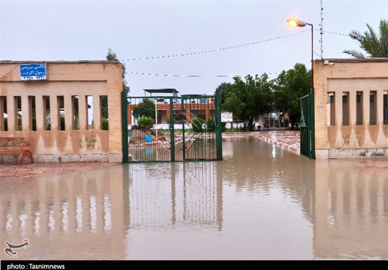 عکس/ بارش باران ورودی بیمارستان رامشیر را مسدود کرد