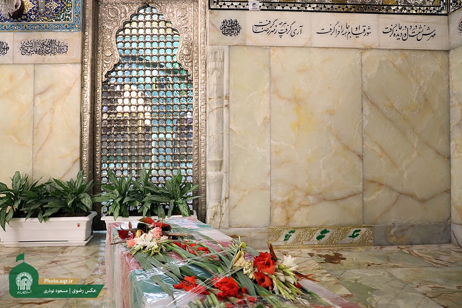 طواف پیکر دانشمند هسته‌ای شهید محسن فخری‌زاده در حریم رضوی