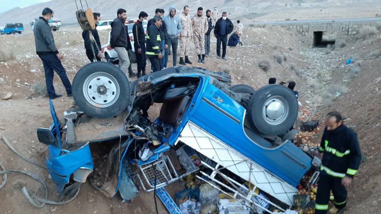 واژگونی نیسان حامل میوه در بزرگراه فسا شیراز