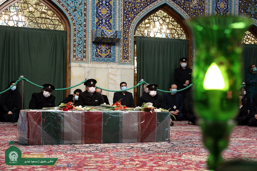طواف پیکر دانشمند هسته‌ای شهید محسن فخری‌زاده در حریم رضوی
