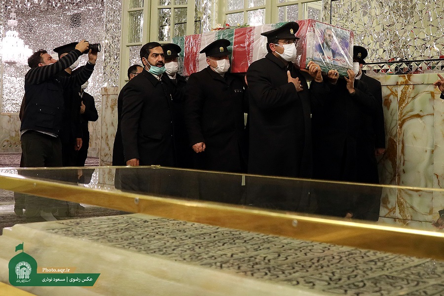 طواف پیکر دانشمند هسته‌ای شهید محسن فخری‌زاده در حریم رضوی