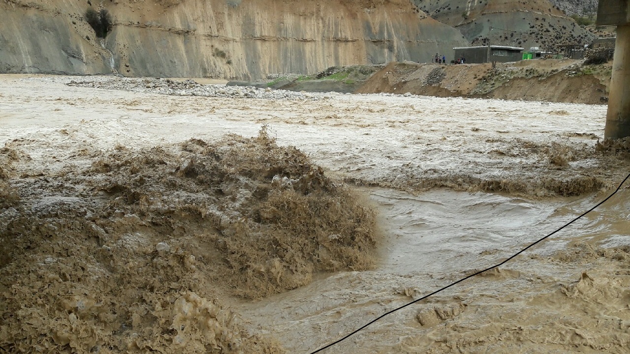 طغیان رودخانه بازفت بر اثر بارش‌های اخیر