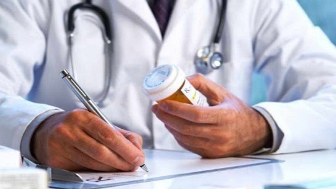 معاون تأمین اجتماعی مرکزی: در شهرهای قرمز بدون دفترچه هم میشود به پزشک مراجعه کرد
