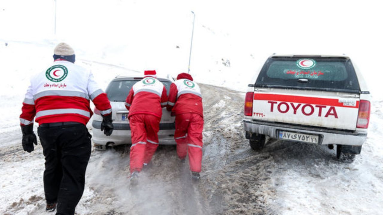 نجاتگران قزوین، ۷۳ نفر گرفتار در برف را رهاسازی کردند