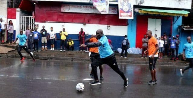 فوتبال بازی کردن رئیس جمهور در خیابان